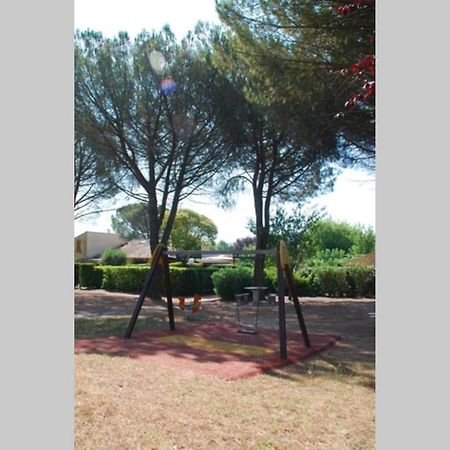 Mazet Dans Residence Avec Piscine Bagnols-en-Foret Luaran gambar