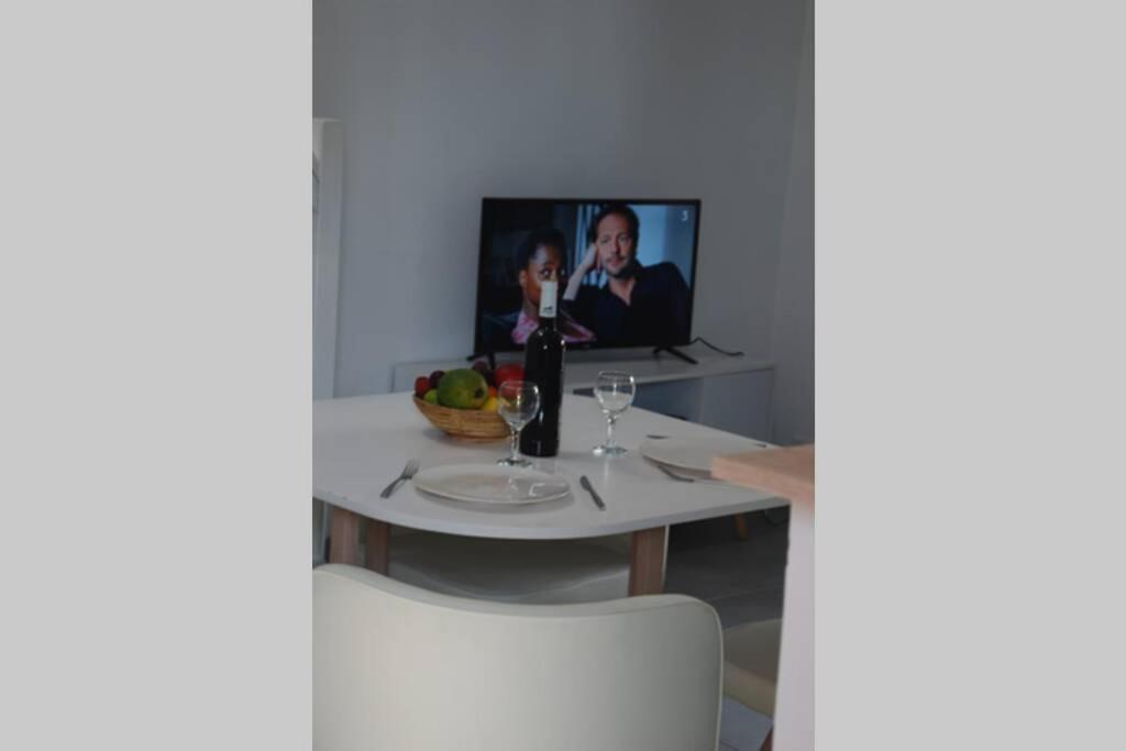 Mazet Dans Residence Avec Piscine Bagnols-en-Foret Luaran gambar