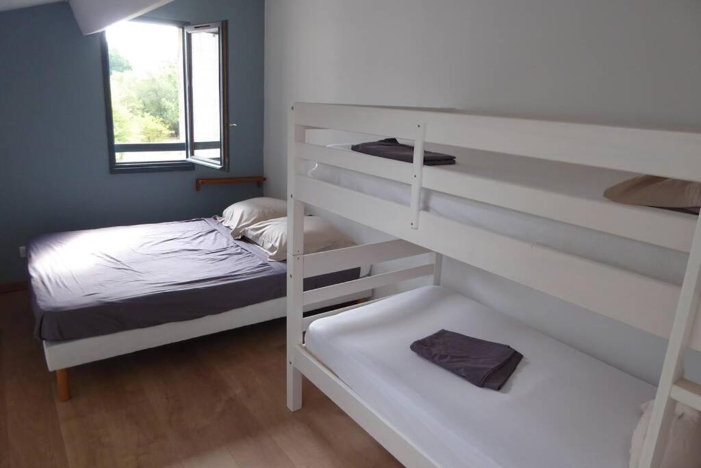 Mazet Dans Residence Avec Piscine Bagnols-en-Foret Luaran gambar