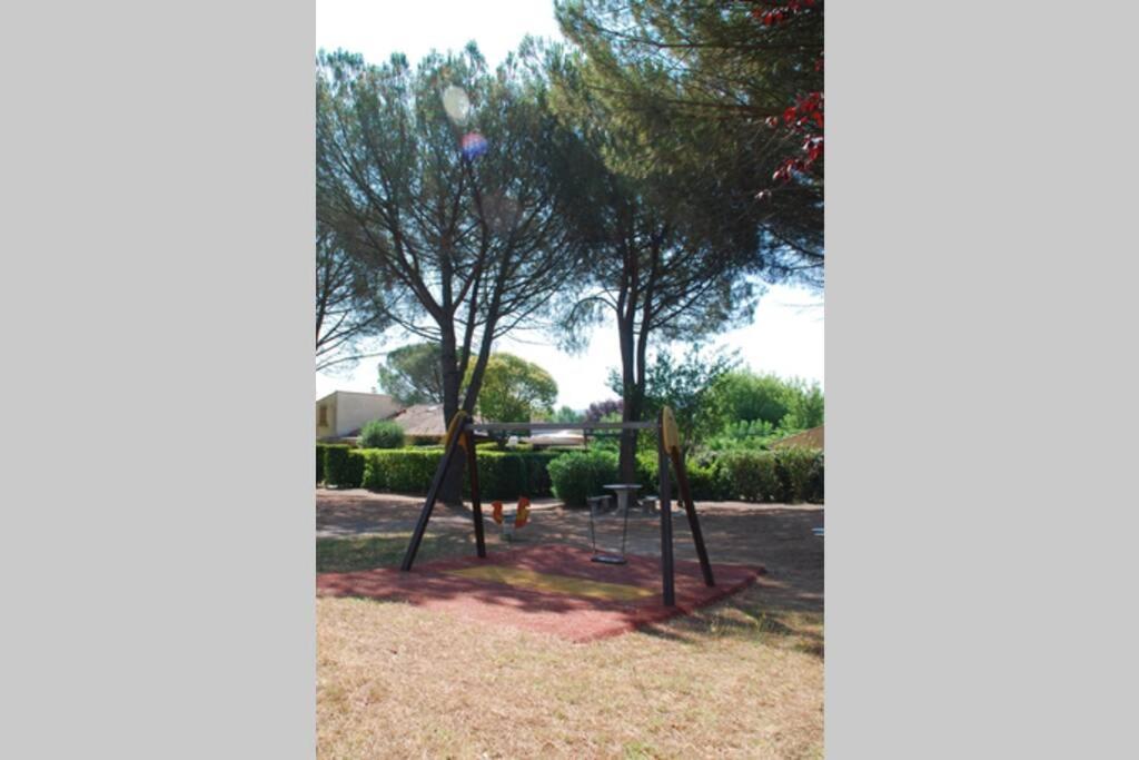 Mazet Dans Residence Avec Piscine Bagnols-en-Foret Luaran gambar