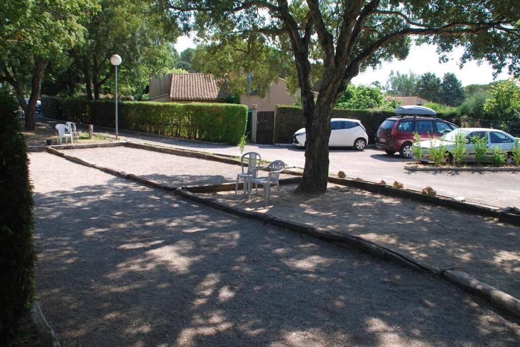 Mazet Dans Residence Avec Piscine Bagnols-en-Foret Luaran gambar