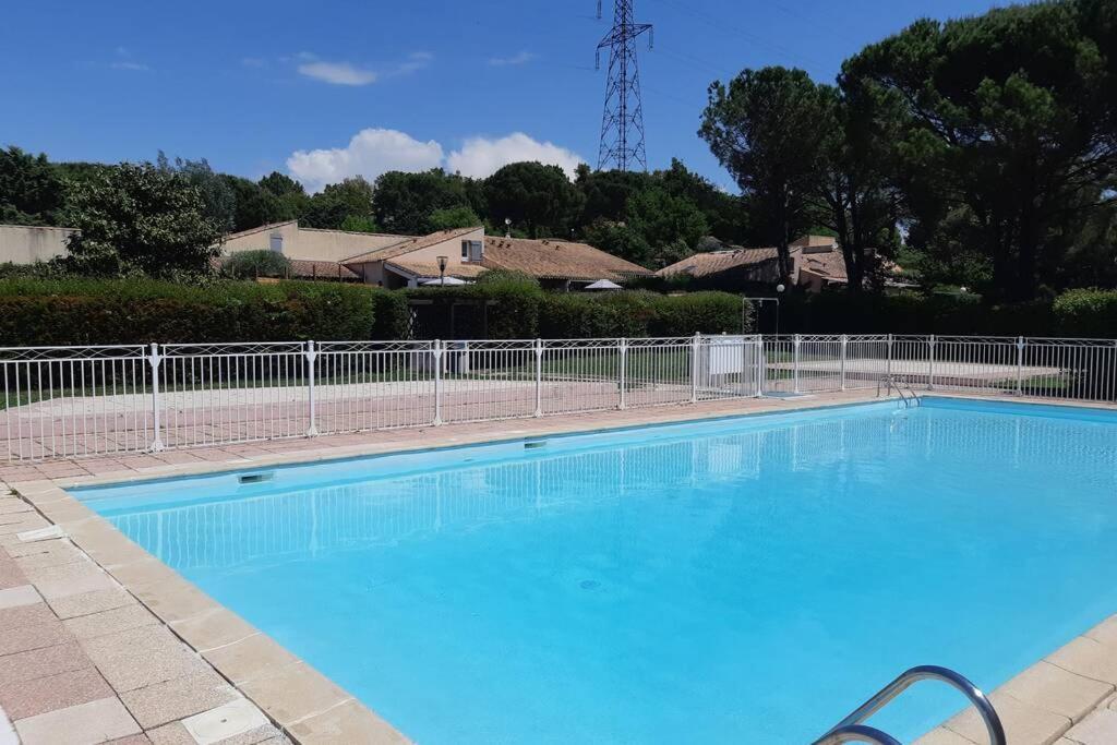 Mazet Dans Residence Avec Piscine Bagnols-en-Foret Luaran gambar