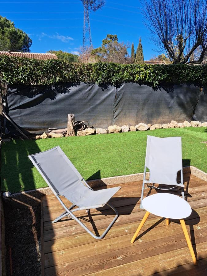 Mazet Dans Residence Avec Piscine Bagnols-en-Foret Luaran gambar
